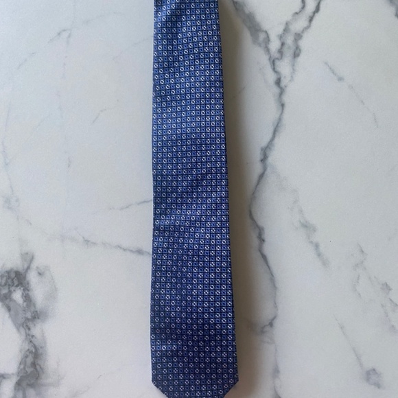 Silk tie with tiny flower pattern in blue and black sil - Picture 2 of 5
